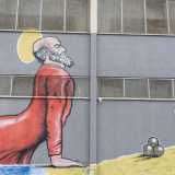 Rientriamo verso il centro cittadino. Su una palazzina del lungomare notiamo "#eastwest", il murales realizzato da Maupal che raffigura San Nicola in una posizione a noi ora familiare: quella del cobra